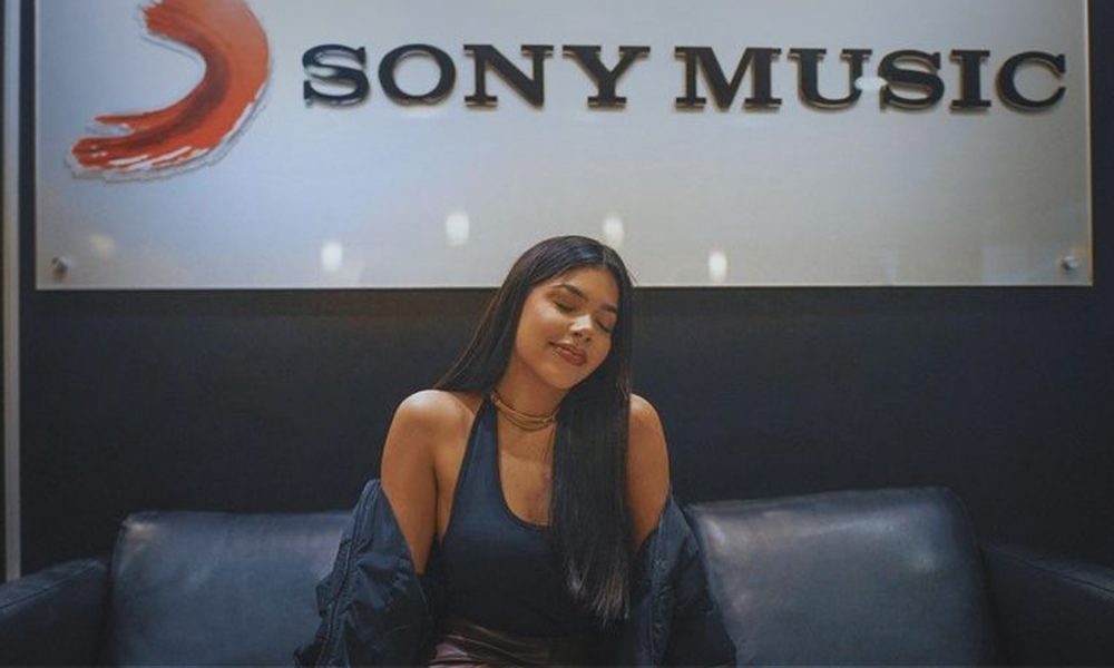 Triunfando como siempre, Kenia Os presume firma con Sony Music - Punto MX