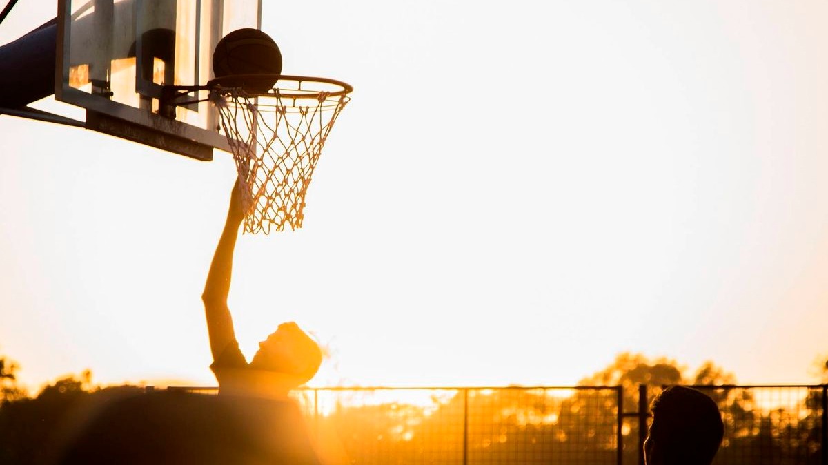 Checa los beneficios que te deja jugar baloncesto - Punto MX