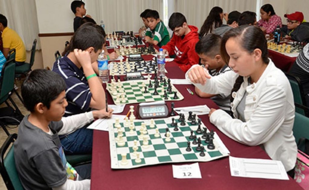 Deportes Unis - El ajedrez nos permite ejercitar nuestra mente y nos ayuda  a desarrollar nuevas habilidades ♟¿Sabías qué este es considerado un deporte?  🤔 ¿Te gustaría aprender más sobre este deporte? 🧠🏆