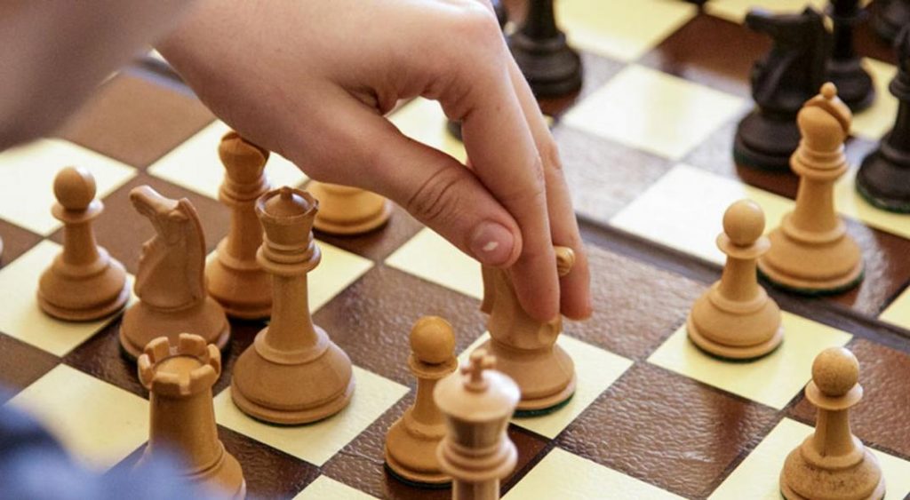 Deportes Unis - El ajedrez nos permite ejercitar nuestra mente y nos ayuda  a desarrollar nuevas habilidades ♟¿Sabías qué este es considerado un deporte?  🤔 ¿Te gustaría aprender más sobre este deporte? 🧠🏆