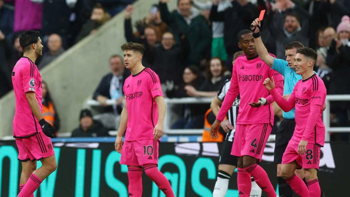 TARJETA ROJA A RA´´UL JIMÉNEZ