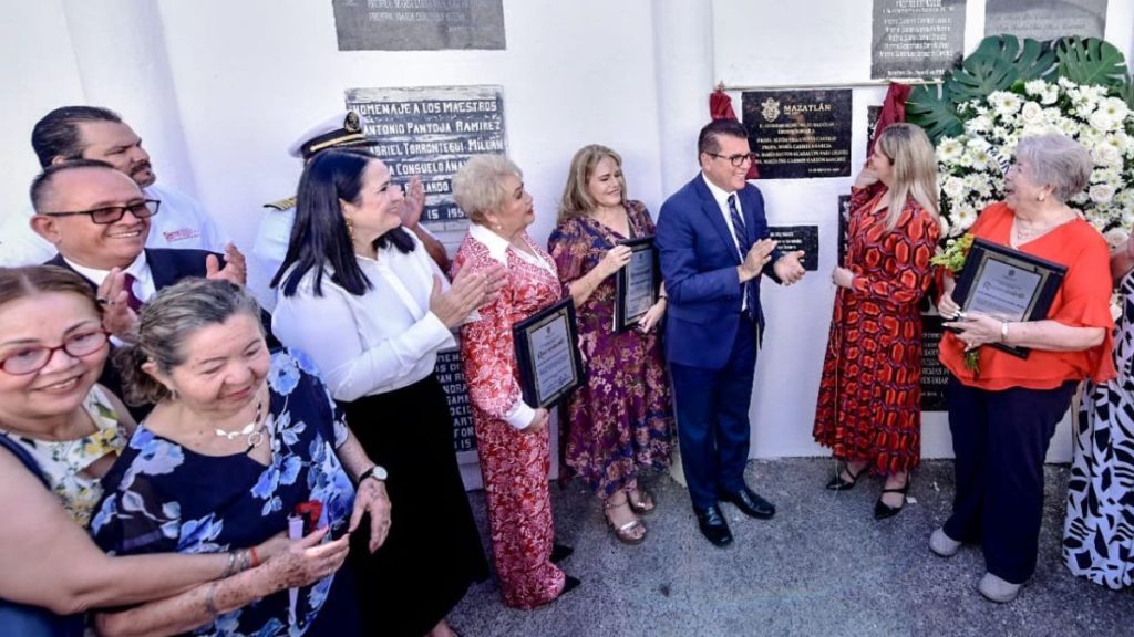 MAESTRAS HOMENAJEADAS MAZATLÁN