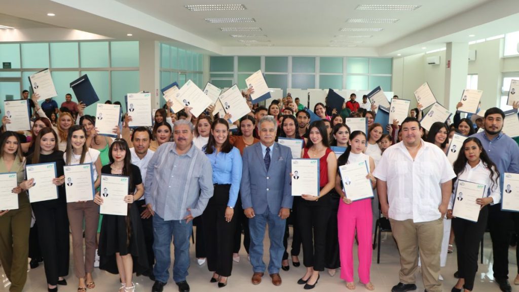 RECIBEN TITULOS PROFESIONALES EGRESADOS DE UPMYS