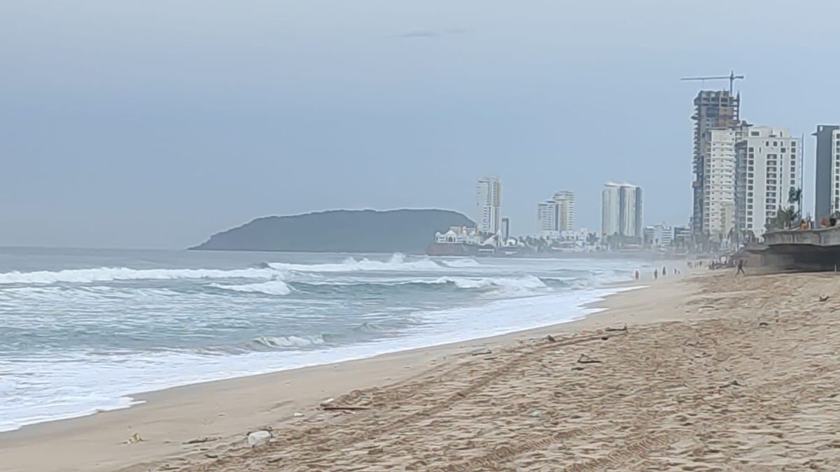 OLEAJE EN PLAYAS MAZATLECAS