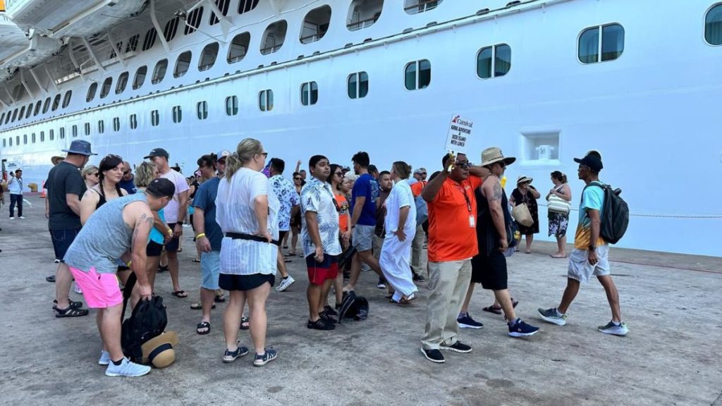 MAZATLÁN RECIBE MILES TURISTAS