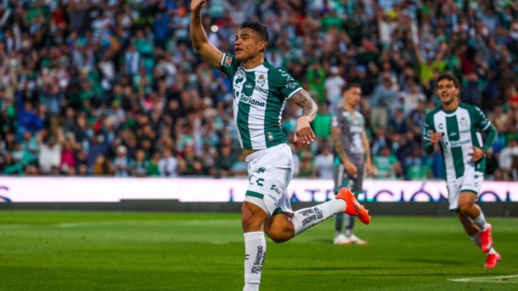 SANTOS SACA INVICTO LEÓN