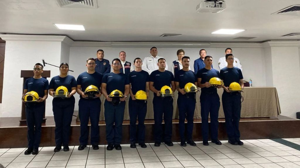 SE GRADÚAN NUEVOS BOMBEROS