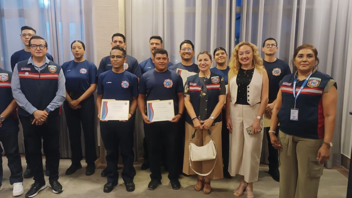 SE GRADÚAN NUEVOS BOMBEROS