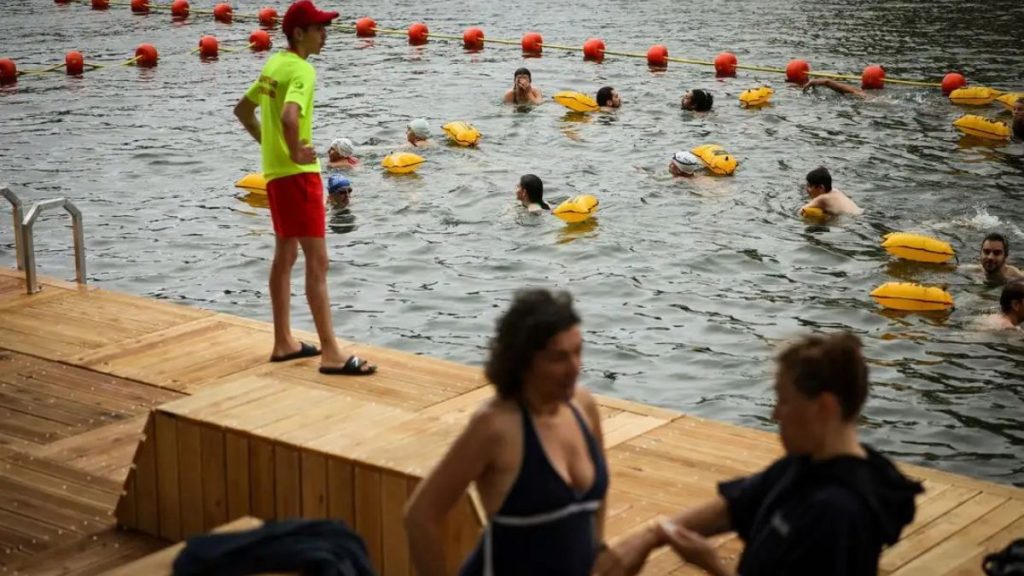 PUEDE NADAR EN PARÍS
