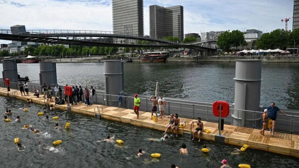 PUEDE NADAR EN PARÍS