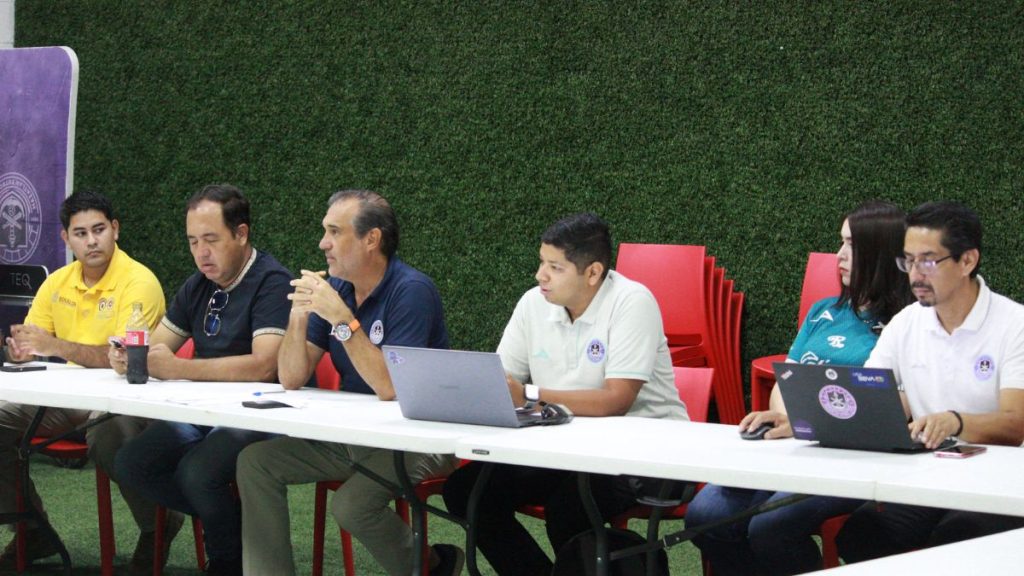 AFICIONADOS DUELO MAZATLÁN TIGRES