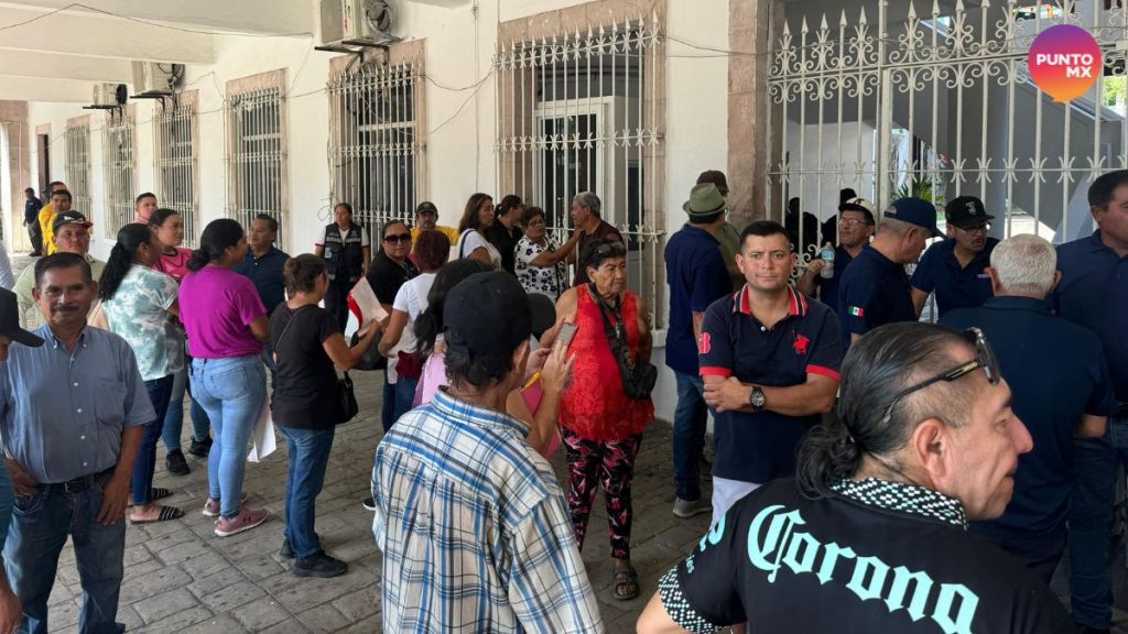 POLICÍAS JUBILADOS TOMAN PALACIO