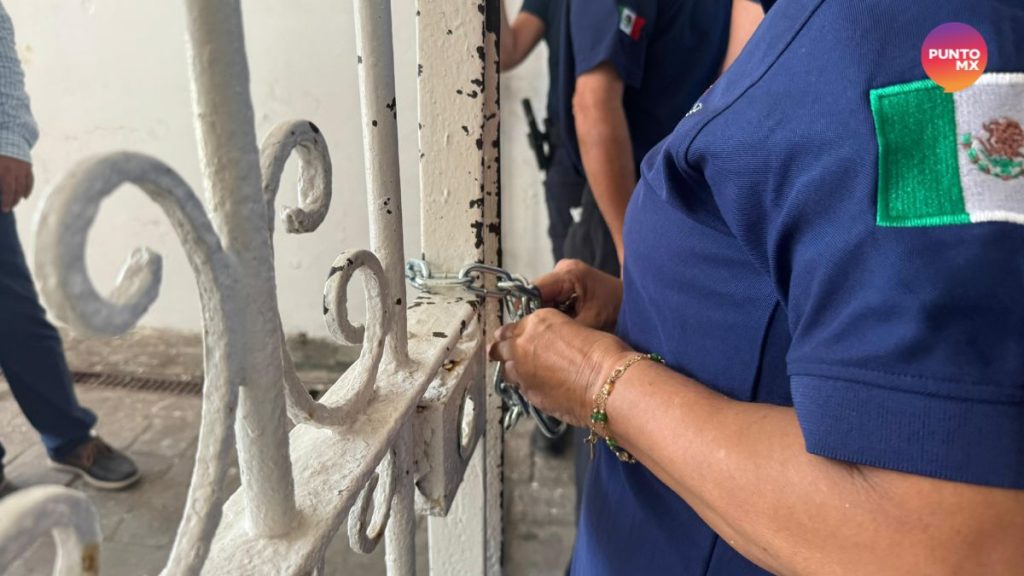 POLICÍAS JUBILADOS TOMAN PALACIO