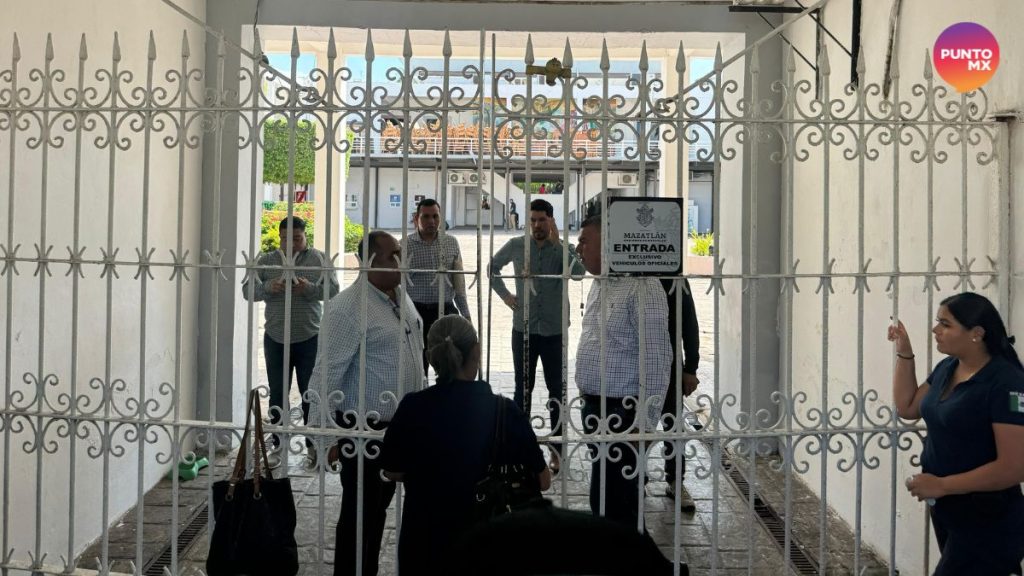 POLICÍAS JUBILADOS TOMAN PALACIO