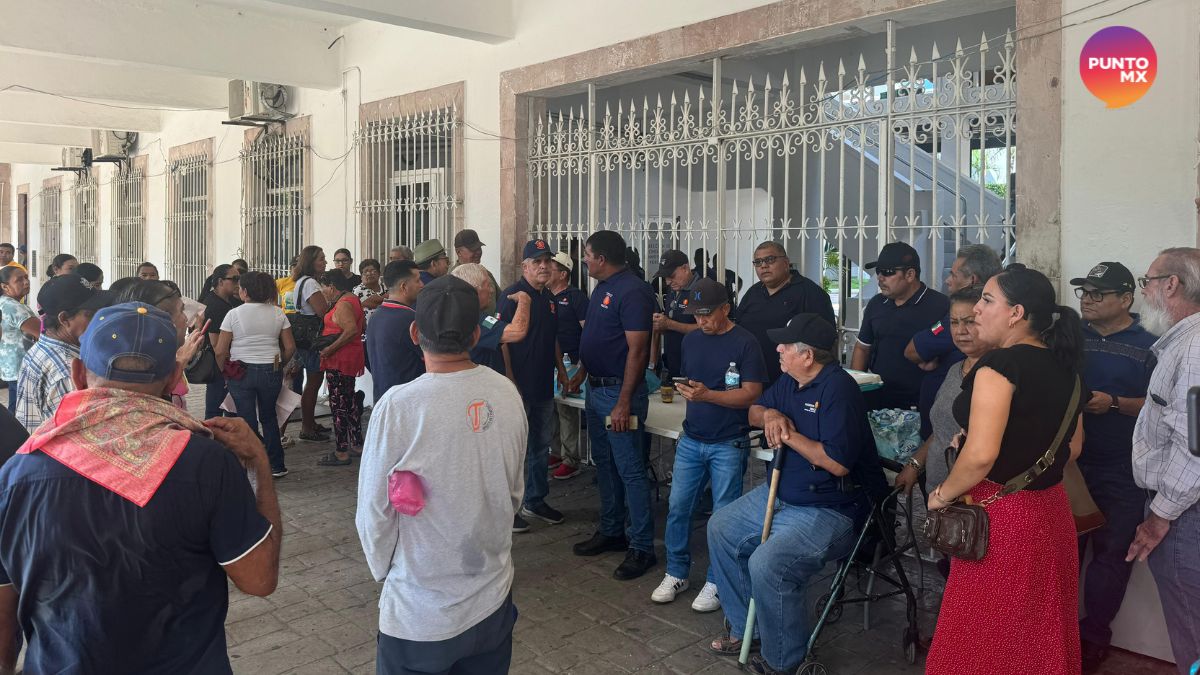 POLICÍAS JUBILADOS TOMAN PALACIO