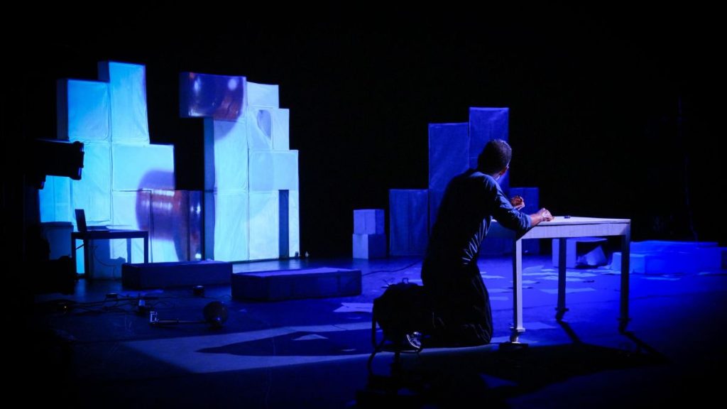 UN UNIVERSO SOLO ESCENA