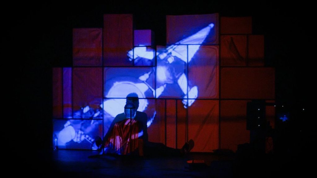 UN UNIVERSO SOLO ESCENA