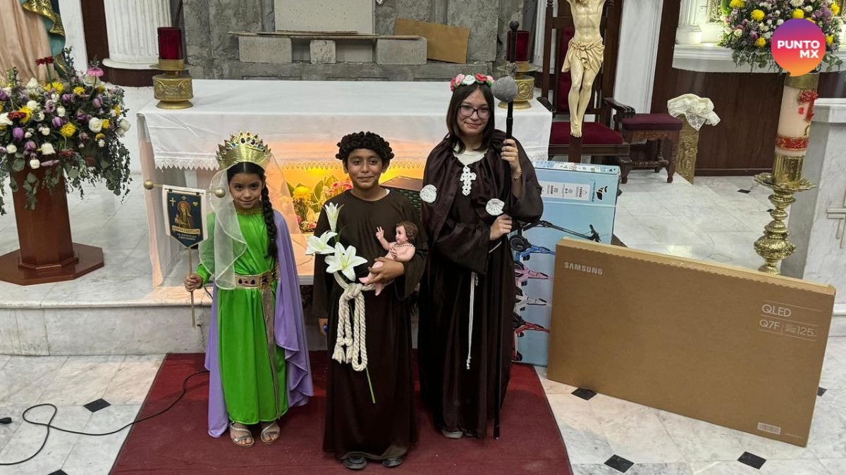 NIÑOS VISTEN DE SANTO