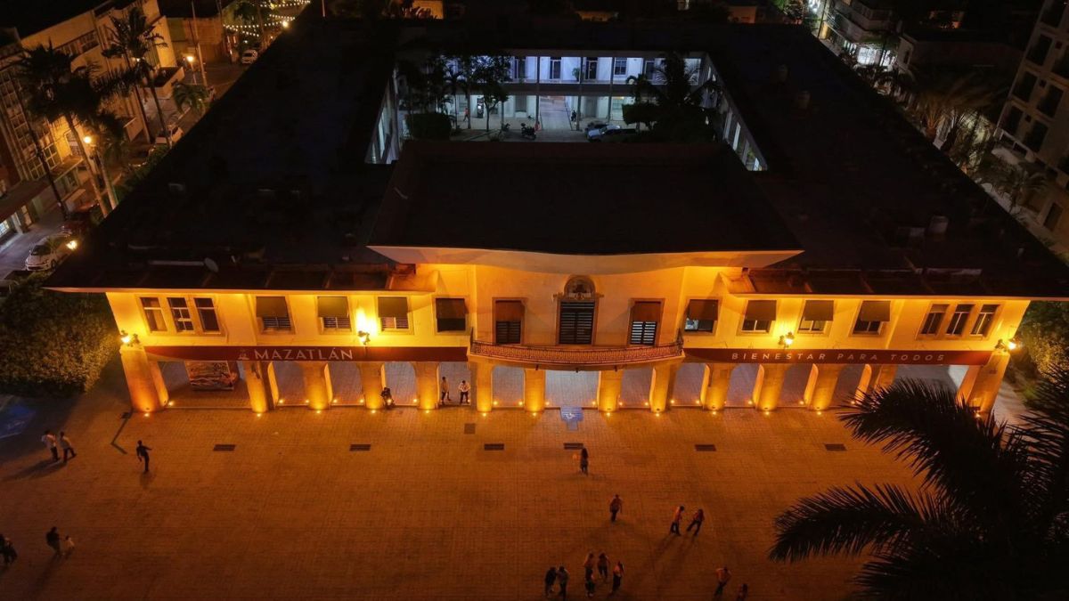 MAZATLÁN SE ILUMINA NARANJA
