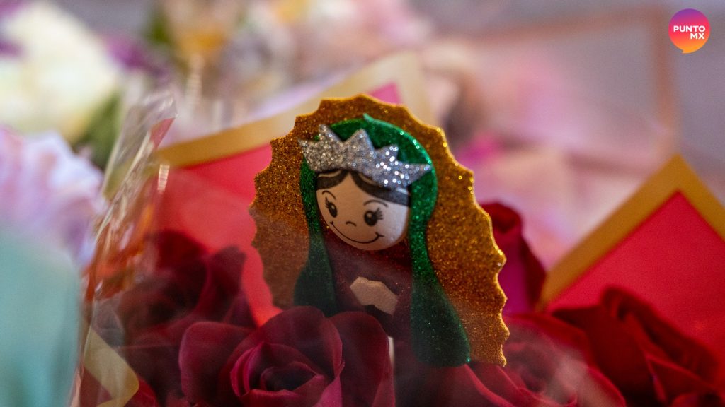 MAZATLÁN.- No la han dejado sola ni un instante, la Virgen de Guadalupe ha recibido a miles de mazatlecos que, desde la víspera se acercaron a cantarle Las Mañanitas y durante todo el día se han acercado con oraciones, flores, velas... amor.
El altar, compartido por la Virgen de la Inmaculada Concepción, Patrona de la Catedral de Mazatlán; y la Virgen de Guadalupe, se llenó de flores, mayormente rosas, como las que se plasmaron en la tilma de Juan Diego, el más pequeño de los hijos de la Virgen.
Como cada 12 de diciembre, desde aquel día de 1531 cuando Juan Diego le llevó la tilma al Obispo Juan de Zumárraga, en la que las rosas que cortó en el Tepeyac se imprimieron junto a la imagen de una Virgen de piel morena, los mexicanos, entonces colonia de España, han venerado a la Guadalupana.
Y no faltan a la cita, desde muchos días antes se organizan peregrinaciones, que se hacen más grandes en el novenario y culminan con el canto de Las Mañanitas tras una misa en honor a la Morenita del Tepeyac.
La Catedral de la Inmaculada Concepción, y todos los templos de la Diócesis de Mazatlán, han recibido a miles de creyentes.
Y la tradición de vestir a los niños, e incluso muchos adultos lo hacen, con una tilma como la que usaba Juan Diego, tampoco muerte, y los padres aprovechan para tomar la foto del recuerdo que guardará el momento en el que los niños visitaron a la Virgen de Guadalupe.
Más de 35 mil personas visitaron La Lomita, en Culiacán
Una afluencia aproximada de 35 mil personas se registró el 11 de diciembre en el Templo de La Lomita, con motivo de los festejos del Día de la Virgen de Guadalupe.
La cifra representa un incremento de poco más del 100 por ciento en comparación con el año pasado, cuando acudieron 16 mil visitantes.
El Coordinador Municipal de Protección Civil de Culiacán, Jesús Bill Mendoza Ontiveros, explicó que, gracias a las tareas coordinadas entre cuerpos de auxilio y seguridad como parte del Operativo Guadalupe-Reyes, hasta esta mañana no se han registrado incidentes graves, manteniéndose un saldo blanco.