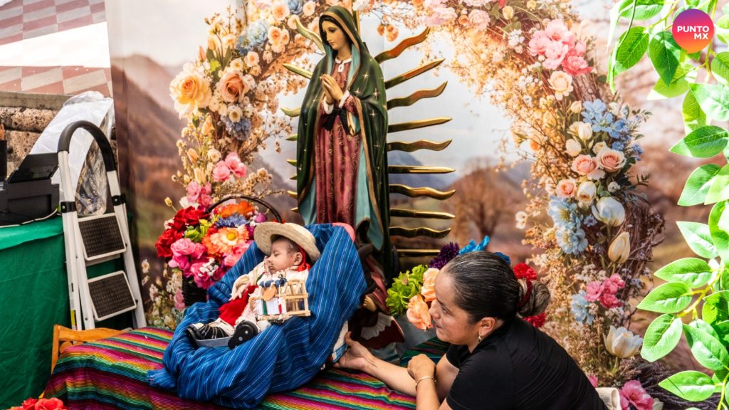MAZATLÁN.- No la han dejado sola ni un instante, la Virgen de Guadalupe ha recibido a miles de mazatlecos que, desde la víspera se acercaron a cantarle Las Mañanitas y durante todo el día se han acercado con oraciones, flores, velas... amor.
El altar, compartido por la Virgen de la Inmaculada Concepción, Patrona de la Catedral de Mazatlán; y la Virgen de Guadalupe, se llenó de flores, mayormente rosas, como las que se plasmaron en la tilma de Juan Diego, el más pequeño de los hijos de la Virgen.
Como cada 12 de diciembre, desde aquel día de 1531 cuando Juan Diego le llevó la tilma al Obispo Juan de Zumárraga, en la que las rosas que cortó en el Tepeyac se imprimieron junto a la imagen de una Virgen de piel morena, los mexicanos, entonces colonia de España, han venerado a la Guadalupana.
Y no faltan a la cita, desde muchos días antes se organizan peregrinaciones, que se hacen más grandes en el novenario y culminan con el canto de Las Mañanitas tras una misa en honor a la Morenita del Tepeyac.
La Catedral de la Inmaculada Concepción, y todos los templos de la Diócesis de Mazatlán, han recibido a miles de creyentes.
Y la tradición de vestir a los niños, e incluso muchos adultos lo hacen, con una tilma como la que usaba Juan Diego, tampoco muerte, y los padres aprovechan para tomar la foto del recuerdo que guardará el momento en el que los niños visitaron a la Virgen de Guadalupe.
Más de 35 mil personas visitaron La Lomita, en Culiacán
Una afluencia aproximada de 35 mil personas se registró el 11 de diciembre en el Templo de La Lomita, con motivo de los festejos del Día de la Virgen de Guadalupe.
La cifra representa un incremento de poco más del 100 por ciento en comparación con el año pasado, cuando acudieron 16 mil visitantes.
El Coordinador Municipal de Protección Civil de Culiacán, Jesús Bill Mendoza Ontiveros, explicó que, gracias a las tareas coordinadas entre cuerpos de auxilio y seguridad como parte del Operativo Guadalupe-Reyes, hasta esta mañana no se han registrado incidentes graves, manteniéndose un saldo blanco.