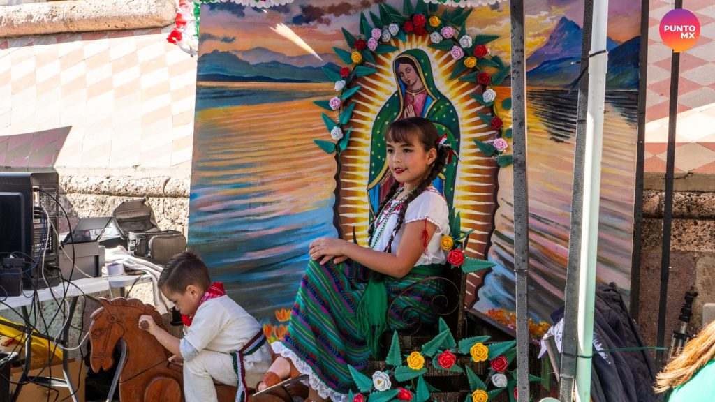MAZATLÁN.- No la han dejado sola ni un instante, la Virgen de Guadalupe ha recibido a miles de mazatlecos que, desde la víspera se acercaron a cantarle Las Mañanitas y durante todo el día se han acercado con oraciones, flores, velas... amor.
El altar, compartido por la Virgen de la Inmaculada Concepción, Patrona de la Catedral de Mazatlán; y la Virgen de Guadalupe, se llenó de flores, mayormente rosas, como las que se plasmaron en la tilma de Juan Diego, el más pequeño de los hijos de la Virgen.
Como cada 12 de diciembre, desde aquel día de 1531 cuando Juan Diego le llevó la tilma al Obispo Juan de Zumárraga, en la que las rosas que cortó en el Tepeyac se imprimieron junto a la imagen de una Virgen de piel morena, los mexicanos, entonces colonia de España, han venerado a la Guadalupana.
Y no faltan a la cita, desde muchos días antes se organizan peregrinaciones, que se hacen más grandes en el novenario y culminan con el canto de Las Mañanitas tras una misa en honor a la Morenita del Tepeyac.
La Catedral de la Inmaculada Concepción, y todos los templos de la Diócesis de Mazatlán, han recibido a miles de creyentes.
Y la tradición de vestir a los niños, e incluso muchos adultos lo hacen, con una tilma como la que usaba Juan Diego, tampoco muerte, y los padres aprovechan para tomar la foto del recuerdo que guardará el momento en el que los niños visitaron a la Virgen de Guadalupe.
Más de 35 mil personas visitaron La Lomita, en Culiacán
Una afluencia aproximada de 35 mil personas se registró el 11 de diciembre en el Templo de La Lomita, con motivo de los festejos del Día de la Virgen de Guadalupe.
La cifra representa un incremento de poco más del 100 por ciento en comparación con el año pasado, cuando acudieron 16 mil visitantes.
El Coordinador Municipal de Protección Civil de Culiacán, Jesús Bill Mendoza Ontiveros, explicó que, gracias a las tareas coordinadas entre cuerpos de auxilio y seguridad como parte del Operativo Guadalupe-Reyes, hasta esta mañana no se han registrado incidentes graves, manteniéndose un saldo blanco.