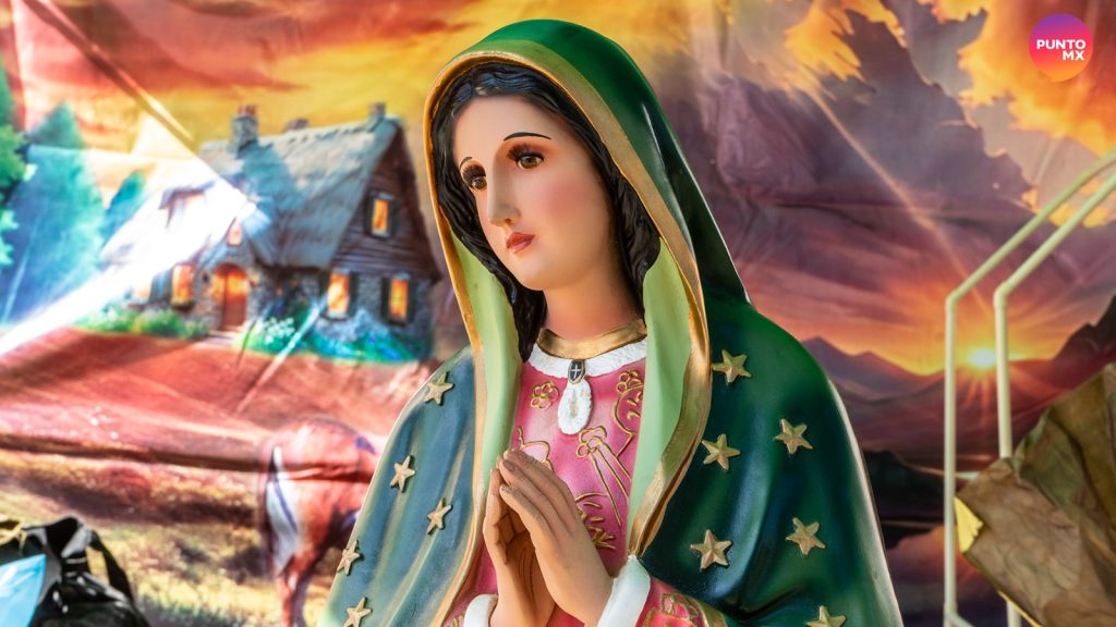 MAZATLÁN.- No la han dejado sola ni un instante, la Virgen de Guadalupe ha recibido a miles de mazatlecos que, desde la víspera se acercaron a cantarle Las Mañanitas y durante todo el día se han acercado con oraciones, flores, velas... amor.
El altar, compartido por la Virgen de la Inmaculada Concepción, Patrona de la Catedral de Mazatlán; y la Virgen de Guadalupe, se llenó de flores, mayormente rosas, como las que se plasmaron en la tilma de Juan Diego, el más pequeño de los hijos de la Virgen.
Como cada 12 de diciembre, desde aquel día de 1531 cuando Juan Diego le llevó la tilma al Obispo Juan de Zumárraga, en la que las rosas que cortó en el Tepeyac se imprimieron junto a la imagen de una Virgen de piel morena, los mexicanos, entonces colonia de España, han venerado a la Guadalupana.
Y no faltan a la cita, desde muchos días antes se organizan peregrinaciones, que se hacen más grandes en el novenario y culminan con el canto de Las Mañanitas tras una misa en honor a la Morenita del Tepeyac.
La Catedral de la Inmaculada Concepción, y todos los templos de la Diócesis de Mazatlán, han recibido a miles de creyentes.
Y la tradición de vestir a los niños, e incluso muchos adultos lo hacen, con una tilma como la que usaba Juan Diego, tampoco muerte, y los padres aprovechan para tomar la foto del recuerdo que guardará el momento en el que los niños visitaron a la Virgen de Guadalupe.
Más de 35 mil personas visitaron La Lomita, en Culiacán
Una afluencia aproximada de 35 mil personas se registró el 11 de diciembre en el Templo de La Lomita, con motivo de los festejos del Día de la Virgen de Guadalupe.
La cifra representa un incremento de poco más del 100 por ciento en comparación con el año pasado, cuando acudieron 16 mil visitantes.
El Coordinador Municipal de Protección Civil de Culiacán, Jesús Bill Mendoza Ontiveros, explicó que, gracias a las tareas coordinadas entre cuerpos de auxilio y seguridad como parte del Operativo Guadalupe-Reyes, hasta esta mañana no se han registrado incidentes graves, manteniéndose un saldo blanco.