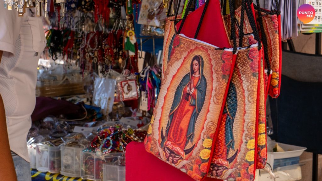 MAZATLÁN.- No la han dejado sola ni un instante, la Virgen de Guadalupe ha recibido a miles de mazatlecos que, desde la víspera se acercaron a cantarle Las Mañanitas y durante todo el día se han acercado con oraciones, flores, velas... amor.
El altar, compartido por la Virgen de la Inmaculada Concepción, Patrona de la Catedral de Mazatlán; y la Virgen de Guadalupe, se llenó de flores, mayormente rosas, como las que se plasmaron en la tilma de Juan Diego, el más pequeño de los hijos de la Virgen.
Como cada 12 de diciembre, desde aquel día de 1531 cuando Juan Diego le llevó la tilma al Obispo Juan de Zumárraga, en la que las rosas que cortó en el Tepeyac se imprimieron junto a la imagen de una Virgen de piel morena, los mexicanos, entonces colonia de España, han venerado a la Guadalupana.
Y no faltan a la cita, desde muchos días antes se organizan peregrinaciones, que se hacen más grandes en el novenario y culminan con el canto de Las Mañanitas tras una misa en honor a la Morenita del Tepeyac.
La Catedral de la Inmaculada Concepción, y todos los templos de la Diócesis de Mazatlán, han recibido a miles de creyentes.
Y la tradición de vestir a los niños, e incluso muchos adultos lo hacen, con una tilma como la que usaba Juan Diego, tampoco muerte, y los padres aprovechan para tomar la foto del recuerdo que guardará el momento en el que los niños visitaron a la Virgen de Guadalupe.
Más de 35 mil personas visitaron La Lomita, en Culiacán
Una afluencia aproximada de 35 mil personas se registró el 11 de diciembre en el Templo de La Lomita, con motivo de los festejos del Día de la Virgen de Guadalupe.
La cifra representa un incremento de poco más del 100 por ciento en comparación con el año pasado, cuando acudieron 16 mil visitantes.
El Coordinador Municipal de Protección Civil de Culiacán, Jesús Bill Mendoza Ontiveros, explicó que, gracias a las tareas coordinadas entre cuerpos de auxilio y seguridad como parte del Operativo Guadalupe-Reyes, hasta esta mañana no se han registrado incidentes graves, manteniéndose un saldo blanco.