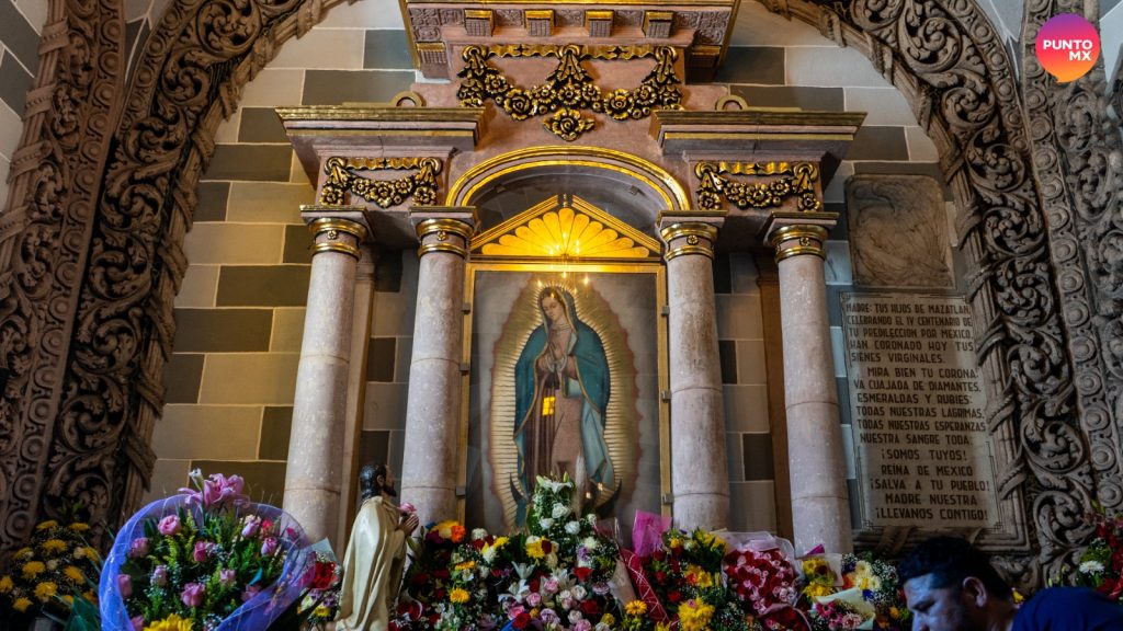 MAZATLÁN.- No la han dejado sola ni un instante, la Virgen de Guadalupe ha recibido a miles de mazatlecos que, desde la víspera se acercaron a cantarle Las Mañanitas y durante todo el día se han acercado con oraciones, flores, velas... amor.
El altar, compartido por la Virgen de la Inmaculada Concepción, Patrona de la Catedral de Mazatlán; y la Virgen de Guadalupe, se llenó de flores, mayormente rosas, como las que se plasmaron en la tilma de Juan Diego, el más pequeño de los hijos de la Virgen.
Como cada 12 de diciembre, desde aquel día de 1531 cuando Juan Diego le llevó la tilma al Obispo Juan de Zumárraga, en la que las rosas que cortó en el Tepeyac se imprimieron junto a la imagen de una Virgen de piel morena, los mexicanos, entonces colonia de España, han venerado a la Guadalupana.
Y no faltan a la cita, desde muchos días antes se organizan peregrinaciones, que se hacen más grandes en el novenario y culminan con el canto de Las Mañanitas tras una misa en honor a la Morenita del Tepeyac.
La Catedral de la Inmaculada Concepción, y todos los templos de la Diócesis de Mazatlán, han recibido a miles de creyentes.
Y la tradición de vestir a los niños, e incluso muchos adultos lo hacen, con una tilma como la que usaba Juan Diego, tampoco muerte, y los padres aprovechan para tomar la foto del recuerdo que guardará el momento en el que los niños visitaron a la Virgen de Guadalupe.
Más de 35 mil personas visitaron La Lomita, en Culiacán
Una afluencia aproximada de 35 mil personas se registró el 11 de diciembre en el Templo de La Lomita, con motivo de los festejos del Día de la Virgen de Guadalupe.
La cifra representa un incremento de poco más del 100 por ciento en comparación con el año pasado, cuando acudieron 16 mil visitantes.
El Coordinador Municipal de Protección Civil de Culiacán, Jesús Bill Mendoza Ontiveros, explicó que, gracias a las tareas coordinadas entre cuerpos de auxilio y seguridad como parte del Operativo Guadalupe-Reyes, hasta esta mañana no se han registrado incidentes graves, manteniéndose un saldo blanco.