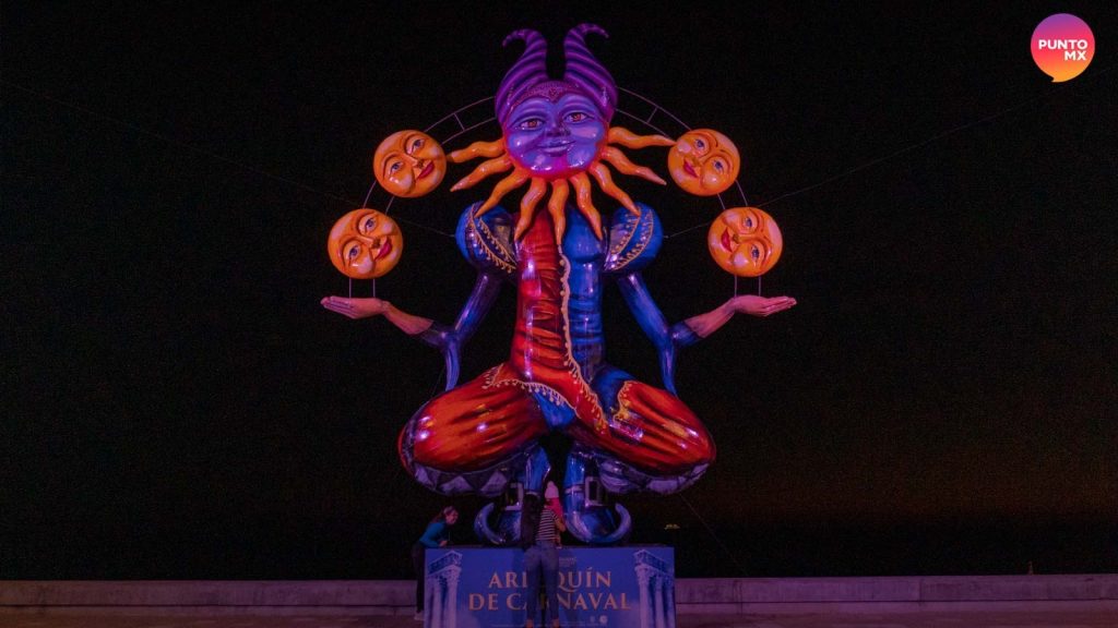 MONIGOTES CARVANAL MALECÓN MAZATLÁN