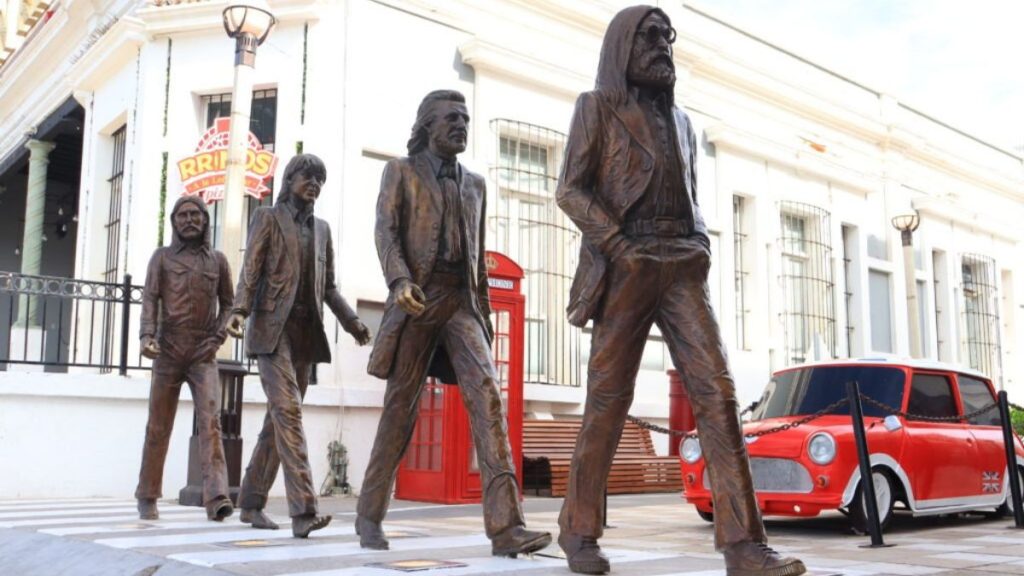 RESCATAN MONUMENTOS DEL MALECÓN