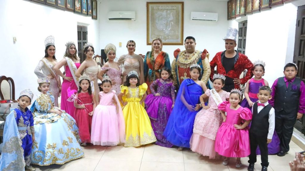 EL ROSARIO.- Angie I,Reina Infantil; Arantza I, Reina del Carnaval; y Cristhian I, fueron el centro del Carnaval 2026, en El Rosario, mismo que fue disfrutado por miles de rosarenses en la Ciudad Asilo.
La fiesta empezó desde el sábado, con la coronación de Angie I como Reina Infantil; Arantza I, como Reina del Canaval; y Christian I, como Rey del Carnaval, en la explanada municipal que lució abarrotada para el gran momento.
El espectáculo artístico estuvo a cargo de Tremendo Mambo, que dio muestra de su talento dancístico y puso el ambiente festivo que marcó el arranque oficial de esta tradicional celebración.
La Presidenta Municipal, Claudia Liliana Valdez Aguilar, acompañada de regidores y funcionarios públicos, fue la encargada de colocar los atributos reales a los nuevos soberanos.
El momento fue acompañado por una espectacular lluvia de juegos pirotécnicos que ilumiaron el cielo rosarense. Beach Mazatlán amenizó el baile posterior.
Desfile de Carnaval 2026 por las calles de El Rosario
Las principales calles vieron pasar eldesfile carnavalero del domingo, donde reinas, reyes, comparsas y agrupaciones musicales llenaron de vida y energía cada avenida.
Posteriormente, el cielo junto al malecón Juan S. Millán se iluminó por completo con un majestuoso espectáculo de luces.
Para culminar esta gran fiesta, se llevó a cabo un baile popular amenizado por el cantante Adrián Quintero y Banda Santa Cruz, quienes pusieron a cantar y bailar a los rosarenses, cerrando así con ambiente festivo esta tradicional celebración.
Según estimaciones oficiales, unas 2 mil personas acudieron a la Explanada Municipal para las coronaciones; el sábado; y unas 8 mil disfrutaron del desfile del domingo.