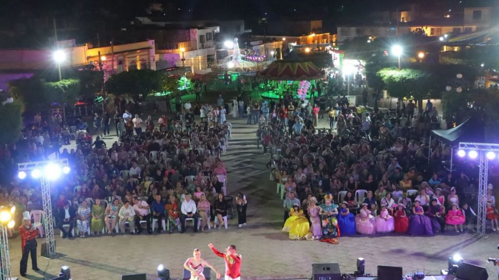 EL ROSARIO.- Angie I,Reina Infantil; Arantza I, Reina del Carnaval; y Cristhian I, fueron el centro del Carnaval 2026, en El Rosario, mismo que fue disfrutado por miles de rosarenses en la Ciudad Asilo.
La fiesta empezó desde el sábado, con la coronación de Angie I como Reina Infantil; Arantza I, como Reina del Canaval; y Christian I, como Rey del Carnaval, en la explanada municipal que lució abarrotada para el gran momento.
El espectáculo artístico estuvo a cargo de Tremendo Mambo, que dio muestra de su talento dancístico y puso el ambiente festivo que marcó el arranque oficial de esta tradicional celebración.
La Presidenta Municipal, Claudia Liliana Valdez Aguilar, acompañada de regidores y funcionarios públicos, fue la encargada de colocar los atributos reales a los nuevos soberanos.
El momento fue acompañado por una espectacular lluvia de juegos pirotécnicos que ilumiaron el cielo rosarense. Beach Mazatlán amenizó el baile posterior.
Desfile de Carnaval 2026 por las calles de El Rosario
Las principales calles vieron pasar eldesfile carnavalero del domingo, donde reinas, reyes, comparsas y agrupaciones musicales llenaron de vida y energía cada avenida.
Posteriormente, el cielo junto al malecón Juan S. Millán se iluminó por completo con un majestuoso espectáculo de luces.
Para culminar esta gran fiesta, se llevó a cabo un baile popular amenizado por el cantante Adrián Quintero y Banda Santa Cruz, quienes pusieron a cantar y bailar a los rosarenses, cerrando así con ambiente festivo esta tradicional celebración.
Según estimaciones oficiales, unas 2 mil personas acudieron a la Explanada Municipal para las coronaciones; el sábado; y unas 8 mil disfrutaron del desfile del domingo.