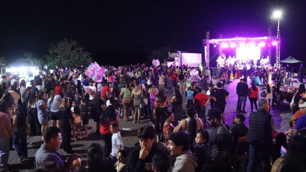 EL ROSARIO.- Angie I,Reina Infantil; Arantza I, Reina del Carnaval; y Cristhian I, fueron el centro del Carnaval 2026, en El Rosario, mismo que fue disfrutado por miles de rosarenses en la Ciudad Asilo.
La fiesta empezó desde el sábado, con la coronación de Angie I como Reina Infantil; Arantza I, como Reina del Canaval; y Christian I, como Rey del Carnaval, en la explanada municipal que lució abarrotada para el gran momento.
El espectáculo artístico estuvo a cargo de Tremendo Mambo, que dio muestra de su talento dancístico y puso el ambiente festivo que marcó el arranque oficial de esta tradicional celebración.
La Presidenta Municipal, Claudia Liliana Valdez Aguilar, acompañada de regidores y funcionarios públicos, fue la encargada de colocar los atributos reales a los nuevos soberanos.
El momento fue acompañado por una espectacular lluvia de juegos pirotécnicos que ilumiaron el cielo rosarense. Beach Mazatlán amenizó el baile posterior.
Desfile de Carnaval 2026 por las calles de El Rosario
Las principales calles vieron pasar eldesfile carnavalero del domingo, donde reinas, reyes, comparsas y agrupaciones musicales llenaron de vida y energía cada avenida.
Posteriormente, el cielo junto al malecón Juan S. Millán se iluminó por completo con un majestuoso espectáculo de luces.
Para culminar esta gran fiesta, se llevó a cabo un baile popular amenizado por el cantante Adrián Quintero y Banda Santa Cruz, quienes pusieron a cantar y bailar a los rosarenses, cerrando así con ambiente festivo esta tradicional celebración.
Según estimaciones oficiales, unas 2 mil personas acudieron a la Explanada Municipal para las coronaciones; el sábado; y unas 8 mil disfrutaron del desfile del domingo.