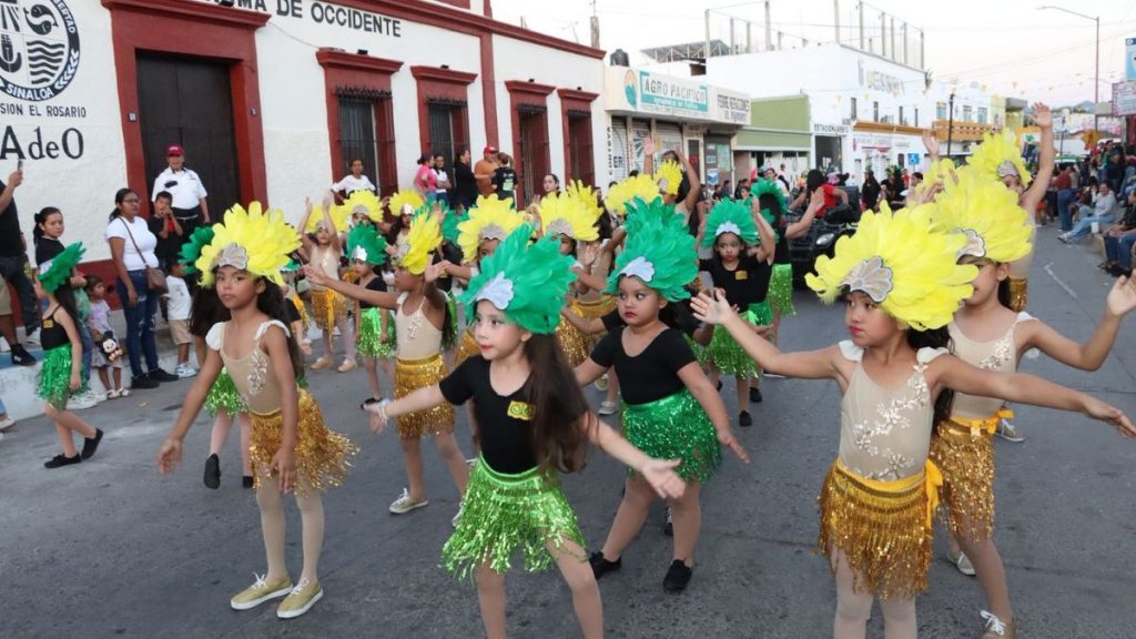 EL ROSARIO.- Angie I,Reina Infantil; Arantza I, Reina del Carnaval; y Cristhian I, fueron el centro del Carnaval 2026, en El Rosario, mismo que fue disfrutado por miles de rosarenses en la Ciudad Asilo.
La fiesta empezó desde el sábado, con la coronación de Angie I como Reina Infantil; Arantza I, como Reina del Canaval; y Christian I, como Rey del Carnaval, en la explanada municipal que lució abarrotada para el gran momento.
El espectáculo artístico estuvo a cargo de Tremendo Mambo, que dio muestra de su talento dancístico y puso el ambiente festivo que marcó el arranque oficial de esta tradicional celebración.
La Presidenta Municipal, Claudia Liliana Valdez Aguilar, acompañada de regidores y funcionarios públicos, fue la encargada de colocar los atributos reales a los nuevos soberanos.
El momento fue acompañado por una espectacular lluvia de juegos pirotécnicos que ilumiaron el cielo rosarense. Beach Mazatlán amenizó el baile posterior.
Desfile de Carnaval 2026 por las calles de El Rosario
Las principales calles vieron pasar eldesfile carnavalero del domingo, donde reinas, reyes, comparsas y agrupaciones musicales llenaron de vida y energía cada avenida.
Posteriormente, el cielo junto al malecón Juan S. Millán se iluminó por completo con un majestuoso espectáculo de luces.
Para culminar esta gran fiesta, se llevó a cabo un baile popular amenizado por el cantante Adrián Quintero y Banda Santa Cruz, quienes pusieron a cantar y bailar a los rosarenses, cerrando así con ambiente festivo esta tradicional celebración.
Según estimaciones oficiales, unas 2 mil personas acudieron a la Explanada Municipal para las coronaciones; el sábado; y unas 8 mil disfrutaron del desfile del domingo.