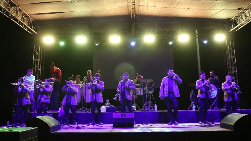 EL ROSARIO.- Angie I,Reina Infantil; Arantza I, Reina del Carnaval; y Cristhian I, fueron el centro del Carnaval 2026, en El Rosario, mismo que fue disfrutado por miles de rosarenses en la Ciudad Asilo.
La fiesta empezó desde el sábado, con la coronación de Angie I como Reina Infantil; Arantza I, como Reina del Canaval; y Christian I, como Rey del Carnaval, en la explanada municipal que lució abarrotada para el gran momento.
El espectáculo artístico estuvo a cargo de Tremendo Mambo, que dio muestra de su talento dancístico y puso el ambiente festivo que marcó el arranque oficial de esta tradicional celebración.
La Presidenta Municipal, Claudia Liliana Valdez Aguilar, acompañada de regidores y funcionarios públicos, fue la encargada de colocar los atributos reales a los nuevos soberanos.
El momento fue acompañado por una espectacular lluvia de juegos pirotécnicos que ilumiaron el cielo rosarense. Beach Mazatlán amenizó el baile posterior.
Desfile de Carnaval 2026 por las calles de El Rosario
Las principales calles vieron pasar eldesfile carnavalero del domingo, donde reinas, reyes, comparsas y agrupaciones musicales llenaron de vida y energía cada avenida.
Posteriormente, el cielo junto al malecón Juan S. Millán se iluminó por completo con un majestuoso espectáculo de luces.
Para culminar esta gran fiesta, se llevó a cabo un baile popular amenizado por el cantante Adrián Quintero y Banda Santa Cruz, quienes pusieron a cantar y bailar a los rosarenses, cerrando así con ambiente festivo esta tradicional celebración.
Según estimaciones oficiales, unas 2 mil personas acudieron a la Explanada Municipal para las coronaciones; el sábado; y unas 8 mil disfrutaron del desfile del domingo.