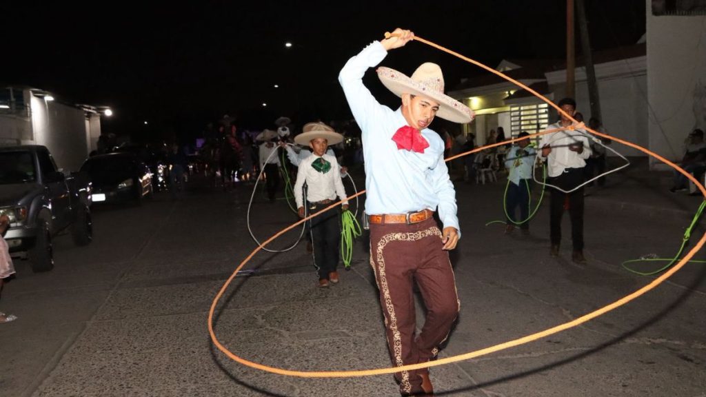 EL ROSARIO.- Angie I,Reina Infantil; Arantza I, Reina del Carnaval; y Cristhian I, fueron el centro del Carnaval 2026, en El Rosario, mismo que fue disfrutado por miles de rosarenses en la Ciudad Asilo.
La fiesta empezó desde el sábado, con la coronación de Angie I como Reina Infantil; Arantza I, como Reina del Canaval; y Christian I, como Rey del Carnaval, en la explanada municipal que lució abarrotada para el gran momento.
El espectáculo artístico estuvo a cargo de Tremendo Mambo, que dio muestra de su talento dancístico y puso el ambiente festivo que marcó el arranque oficial de esta tradicional celebración.
La Presidenta Municipal, Claudia Liliana Valdez Aguilar, acompañada de regidores y funcionarios públicos, fue la encargada de colocar los atributos reales a los nuevos soberanos.
El momento fue acompañado por una espectacular lluvia de juegos pirotécnicos que ilumiaron el cielo rosarense. Beach Mazatlán amenizó el baile posterior.
Desfile de Carnaval 2026 por las calles de El Rosario
Las principales calles vieron pasar eldesfile carnavalero del domingo, donde reinas, reyes, comparsas y agrupaciones musicales llenaron de vida y energía cada avenida.
Posteriormente, el cielo junto al malecón Juan S. Millán se iluminó por completo con un majestuoso espectáculo de luces.
Para culminar esta gran fiesta, se llevó a cabo un baile popular amenizado por el cantante Adrián Quintero y Banda Santa Cruz, quienes pusieron a cantar y bailar a los rosarenses, cerrando así con ambiente festivo esta tradicional celebración.
Según estimaciones oficiales, unas 2 mil personas acudieron a la Explanada Municipal para las coronaciones; el sábado; y unas 8 mil disfrutaron del desfile del domingo.