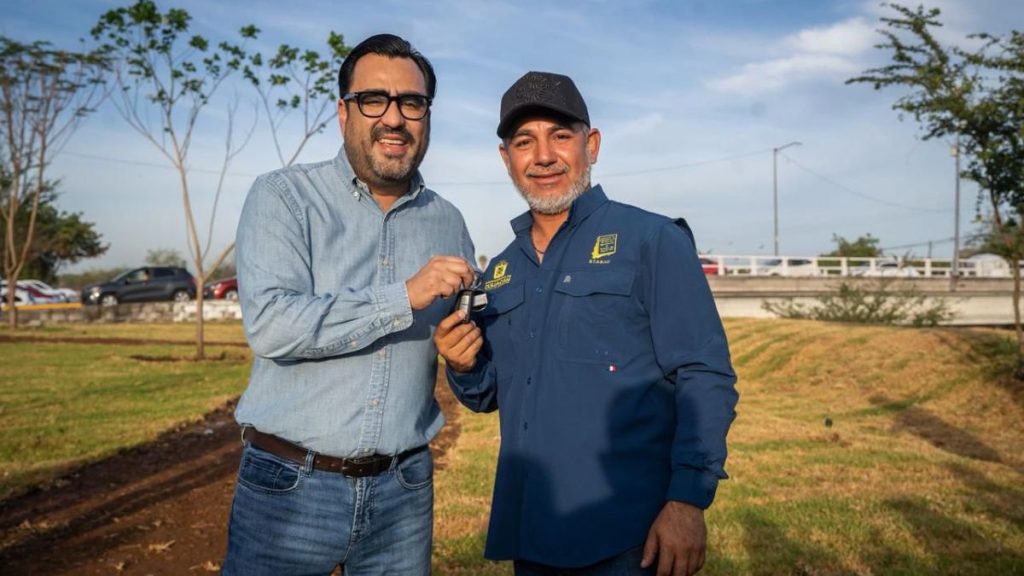 ENTREGA ALCALDE VEHÍCULOS EQUIPAMIENTO