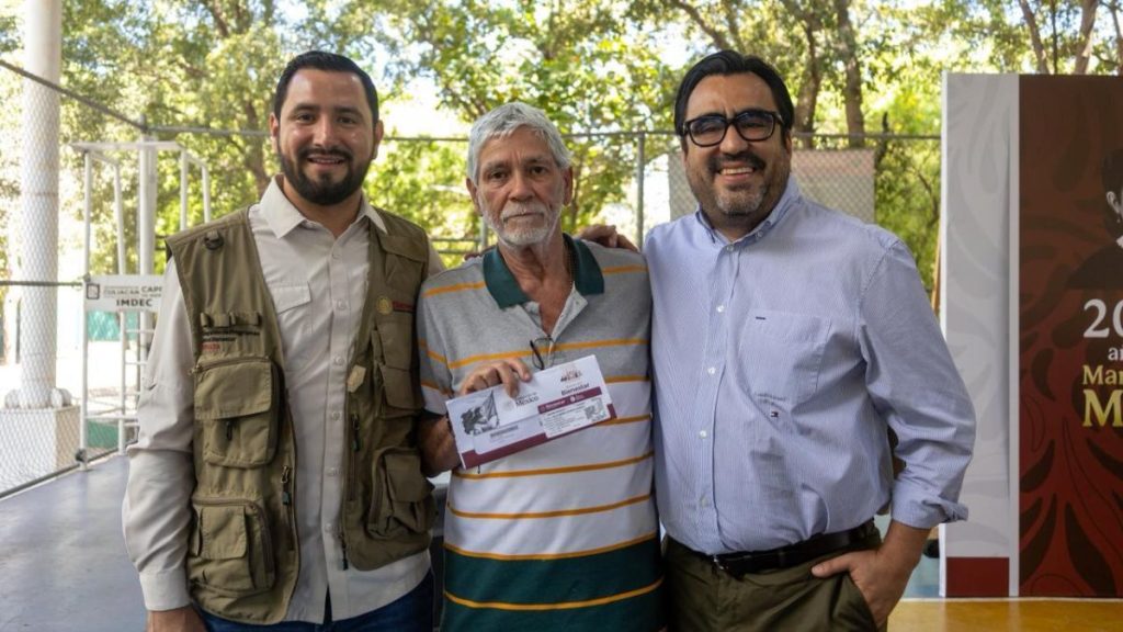 ENTREGAN TARJETAS BENEFICIARIOS PENSIONES