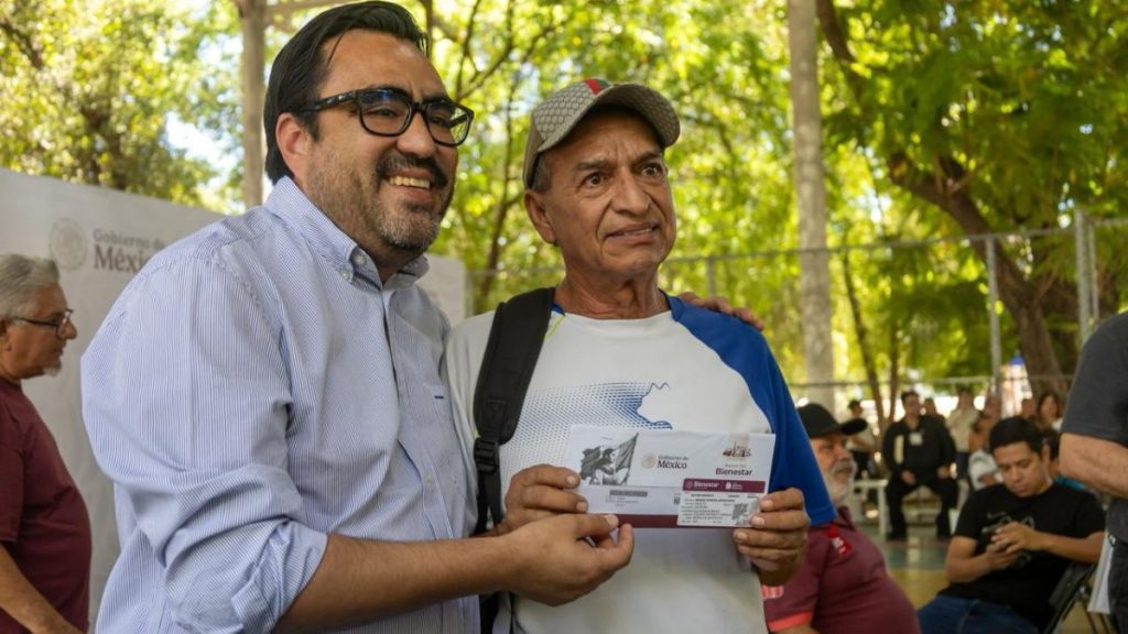 ENTREGAN TARJETAS BENEFICIARIOS PENSIONES