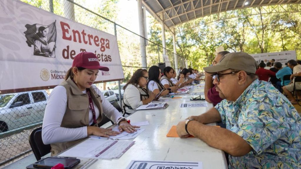 ENTREGAN TARJETAS BENEFICIARIOS PENSIONES