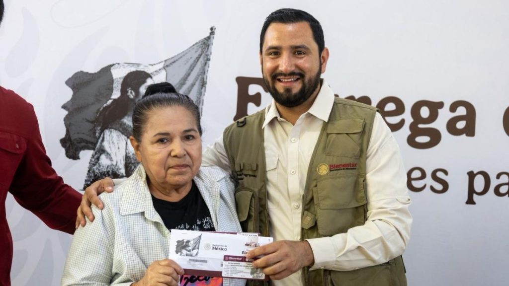 ENTREGAN TARJETAS BENEFICIARIOS PENSIONES