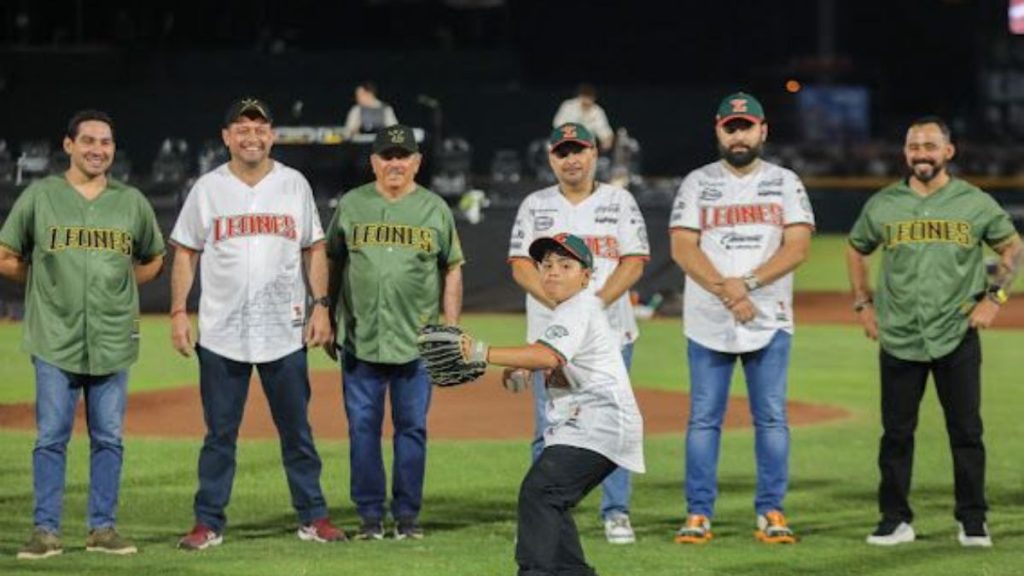 LEONES ARRANCA ENTRE FAMILIA
