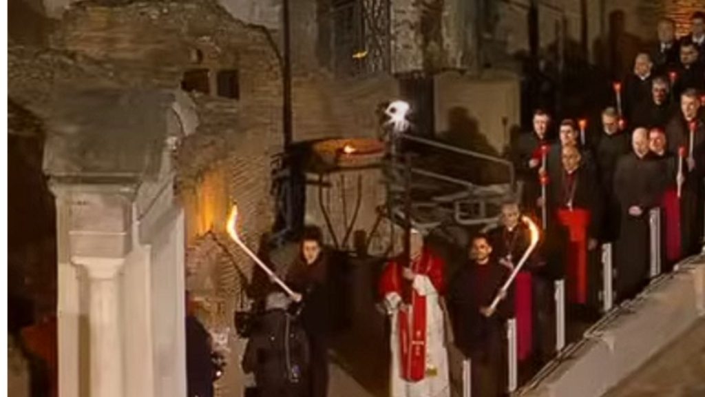 PAPA LEÓN CARGA CRUZ