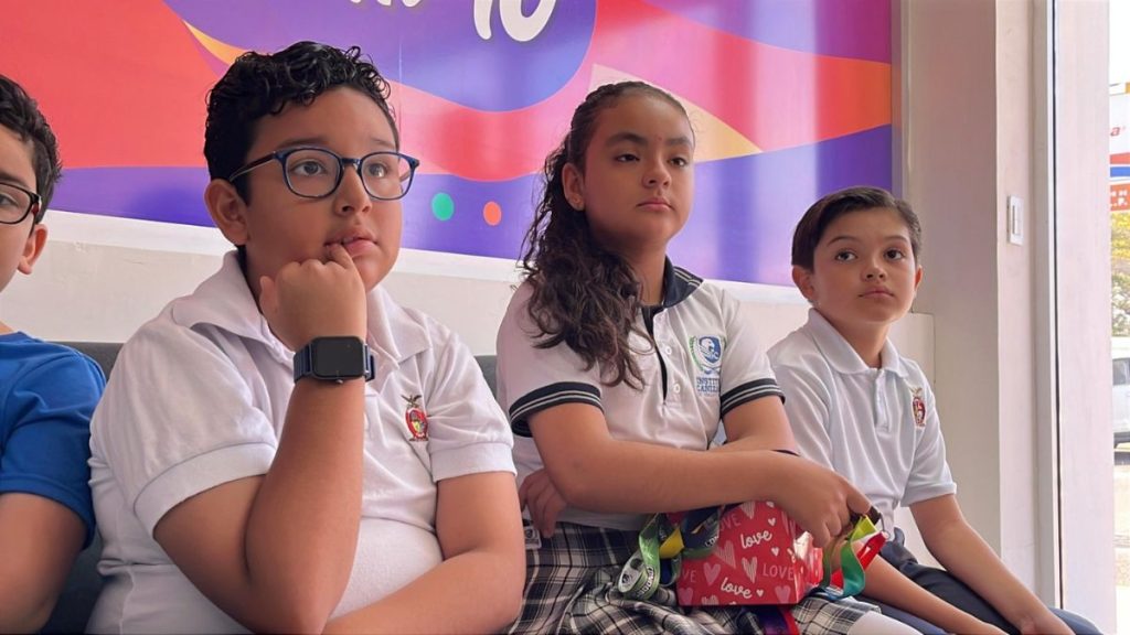 NIÑOS APOYO SIMOC SINGAPUR