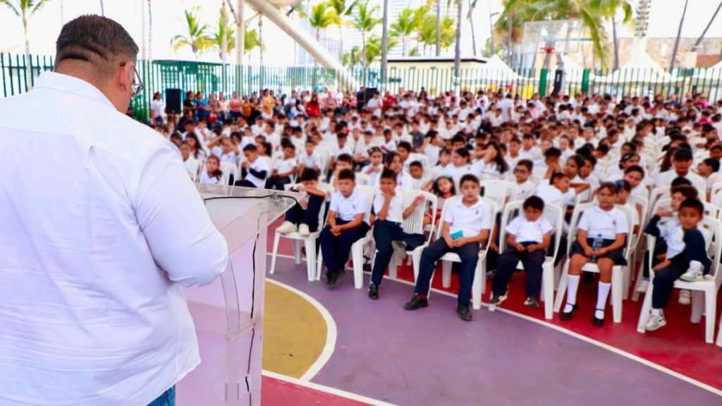ESTUDIANTES RECIBEN APOYOS MAZATLÁN