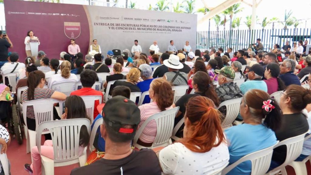 FAMILIAS MAZATLÁN RECIBEN ESCRITURAS